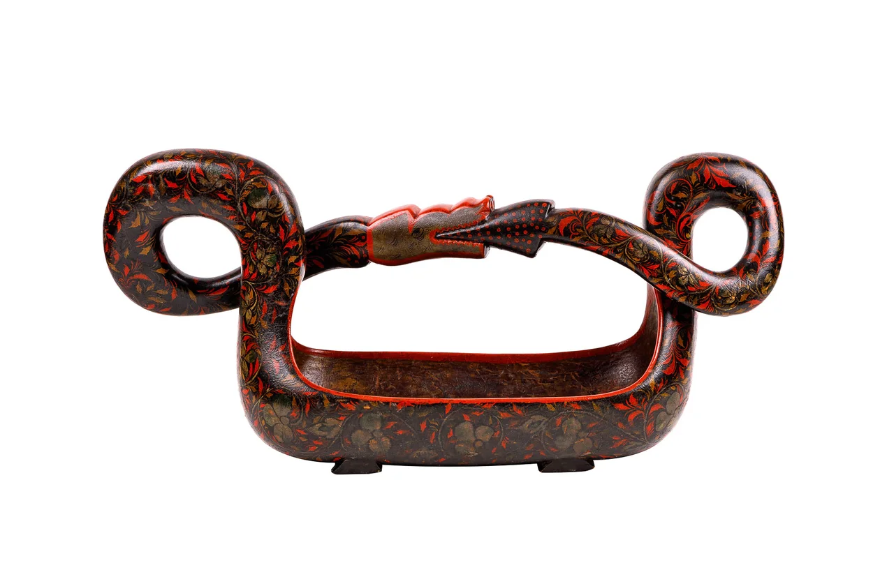 &#x41a;&#x43e;&#x432;&#x448; &#xab;&#x414;&#x440;&#x430;&#x43a;&#x43e;&#x43d;&#xbb; &#x441; &#x43a;&#x443;&#x434;&#x440;&#x438;&#x43d;&#x43e;-&#x442;&#x440;&#x430;&#x432;&#x43d;&#x44b;&#x43c; &#x43e;&#x440;&#x43d;&#x430;&#x43c;&#x435;&#x43d;&#x442;&#x43e;&#x43c;. &#x425;&#x443;&#x434;&#x43e;&#x436;&#x43d;&#x438;&#x43a; &#x421;. &#x421;. &#x42e;&#x437;&#x438;&#x43a;&#x43e;&#x432;, 1937