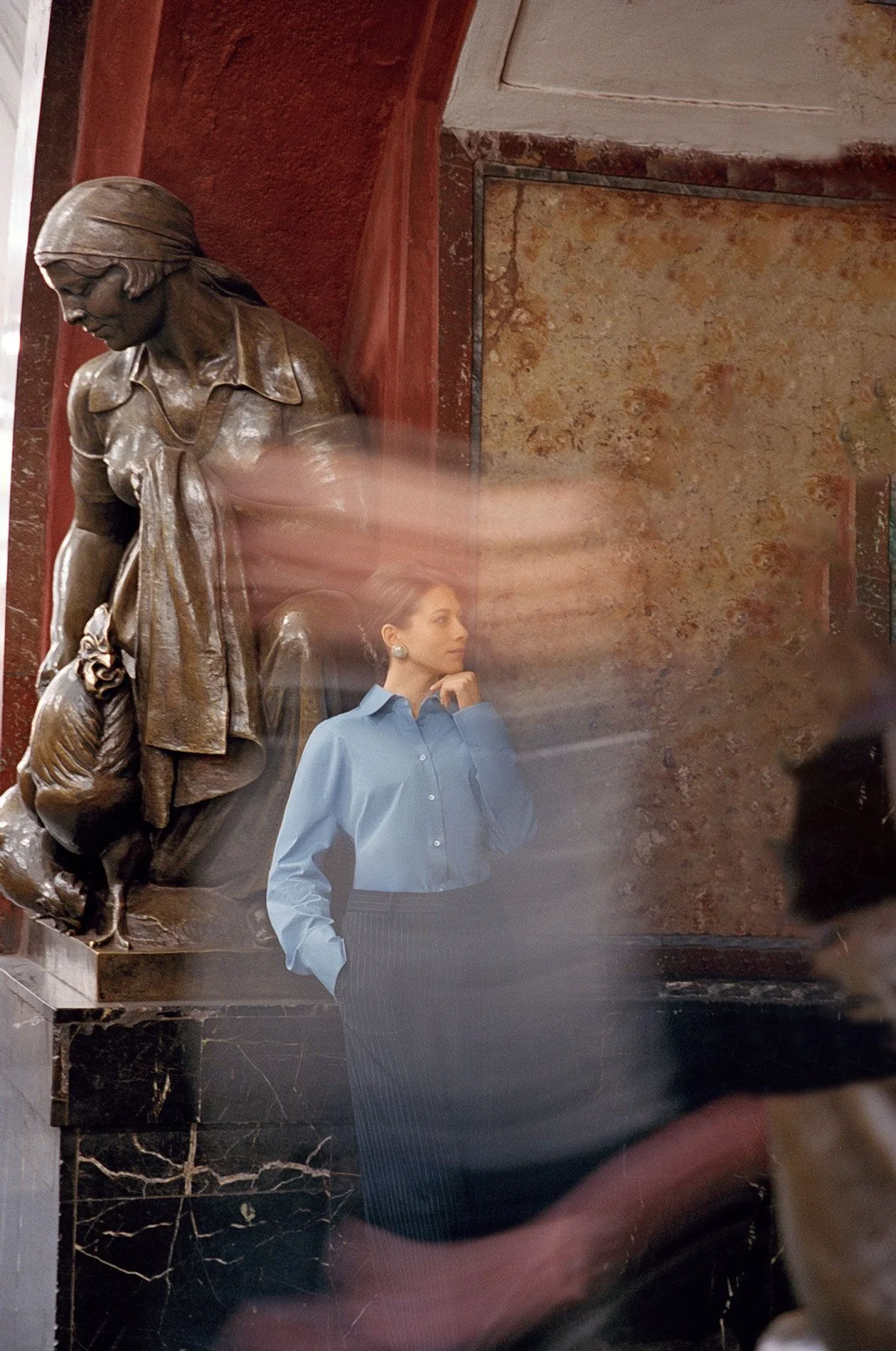 На Ольге: рубашка SEMICOUTURE, брюки P.A.R.O.S.H., все BOSCO, BOSCOVESNA, туфли LE SILLA, NO ONE, серьги LUISA SPAGNOLI, BOSCO, ГУМ