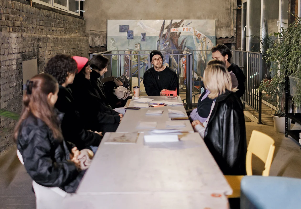 Воркшоп «Артефакты. Превращение в текст» художника Дани Пирогова, резидента арт-резиденции галереи Futuro в 2023 году