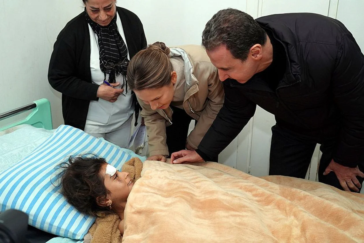 Президент Сирии Башар аль-Асад (справа) и первая леди Асма аль-Асад посещают пострадавших при землетрясении в больнице города Латакия. Источник: AP / ТАСС