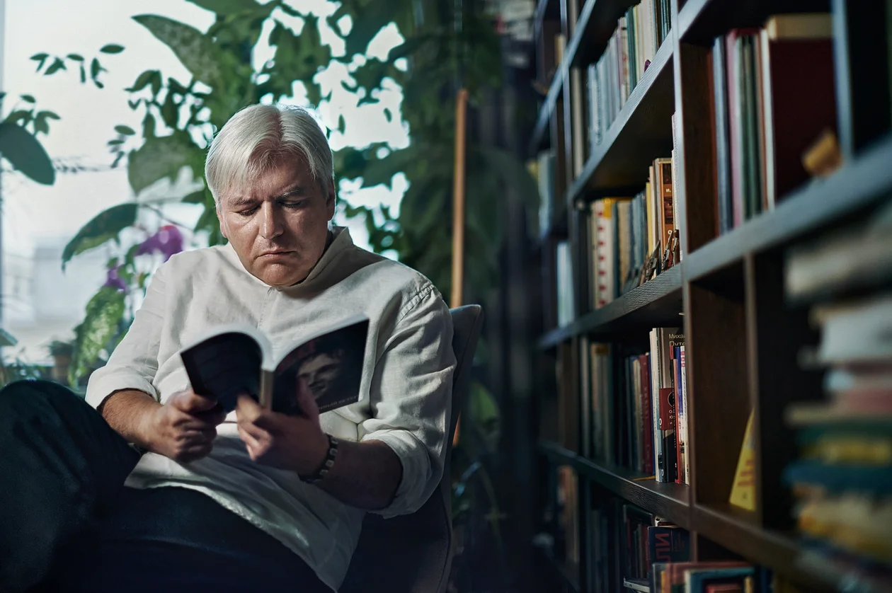 Евгений Водолазкин в зимнем саду у себя в кабинете. Несколько растений он привез в Петербург из Сочи