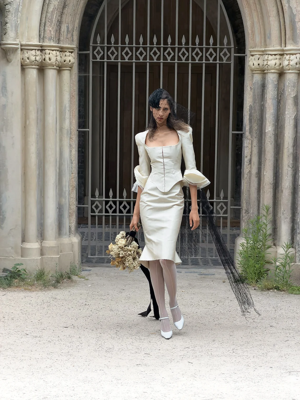 <span style="color:rgb(35,31,32);">Дилара Финдикоглу своей свадебной коллекцией доказывает, что панки готика уместны и по случаю росписи.</span>
