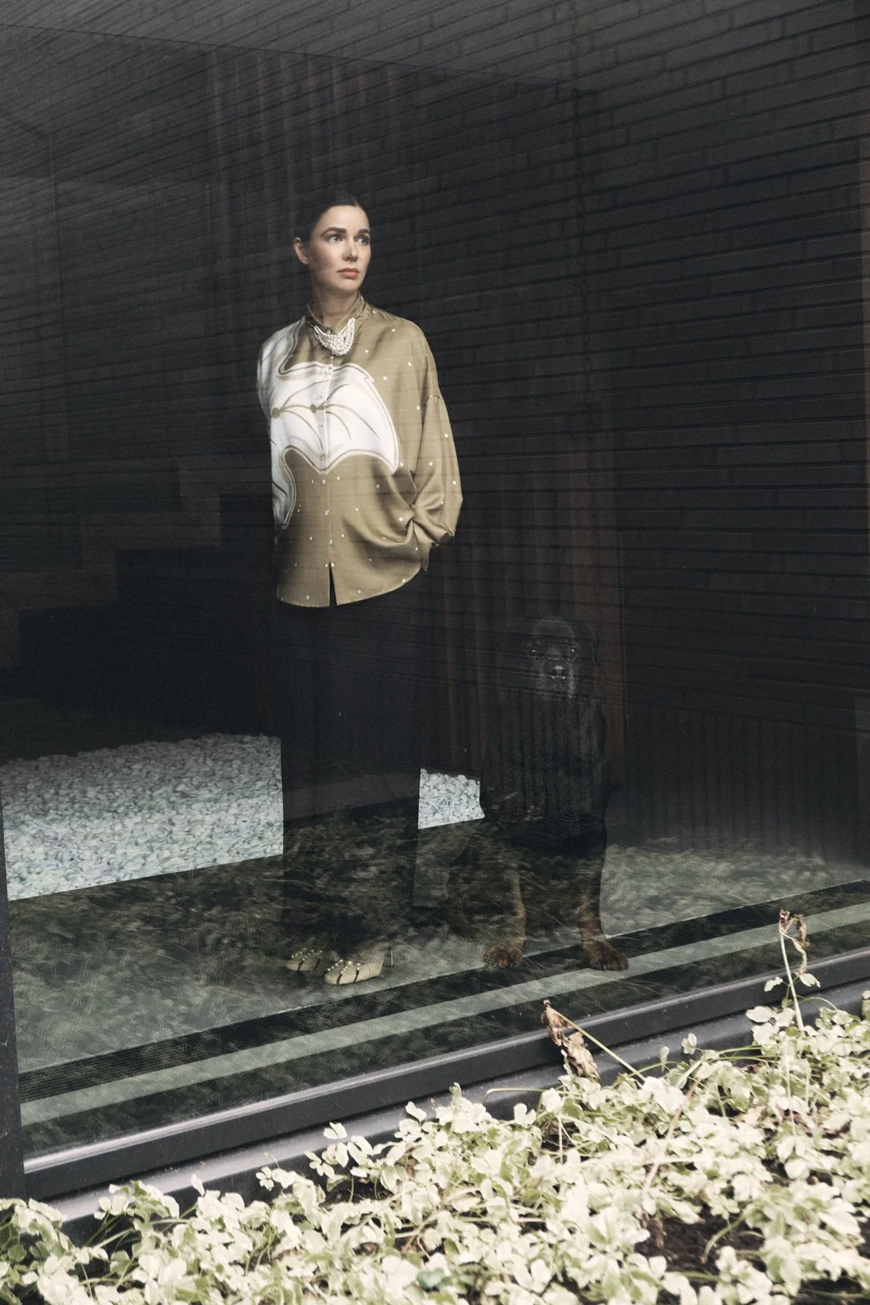 Шелковая блузка из коллекции <strong>Resort</strong>, <strong>«ХОХЛОМА Х АЛЕНА АХМАДУЛЛИНА»</strong>; брюки, <strong>ALENA AKHMADULLINA</strong>; туфли, <strong>MARNI</strong>; ожерелье, <strong>CHANEL</strong>.