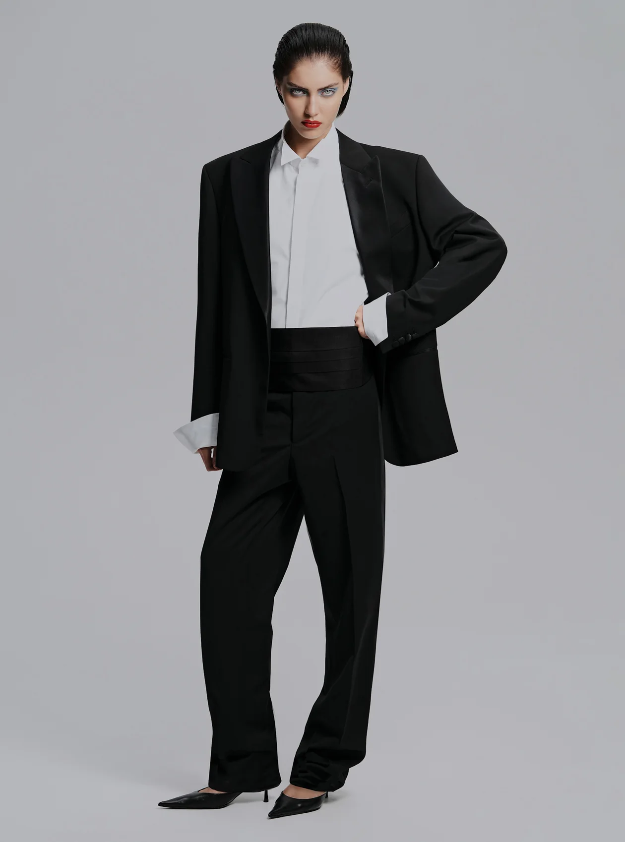Мужской смокинг, 381 500 руб., Giorgio Armani, мужская рубашка, 36 450 руб., Corneliani, туфли, 129 500 руб., Saint Laurent, камербанд, 29 950 руб. за комплект с галстуком-бабочкой, Van Laack, все ЦУМ.