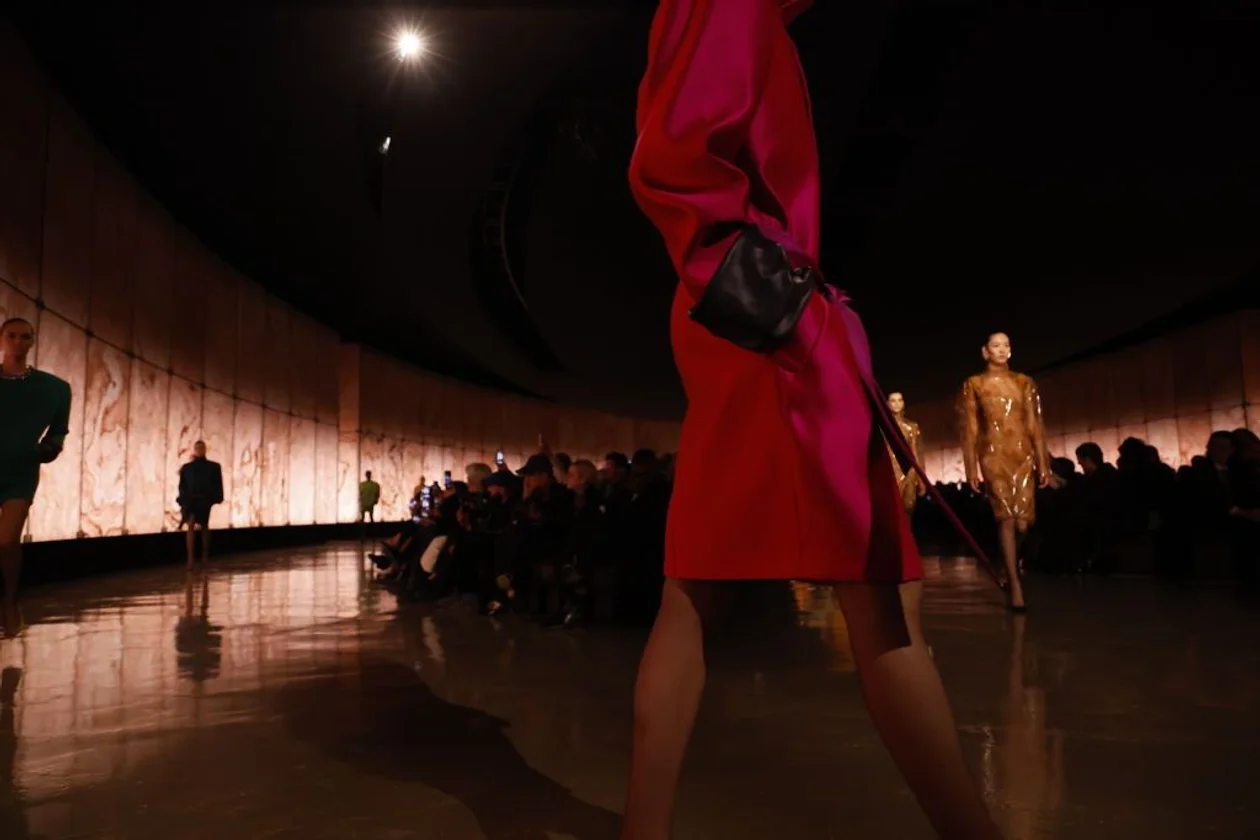 Saint Laurent — осень RTW 2025. Источник: Aitor Rosas Sune/WWD via Getty Images