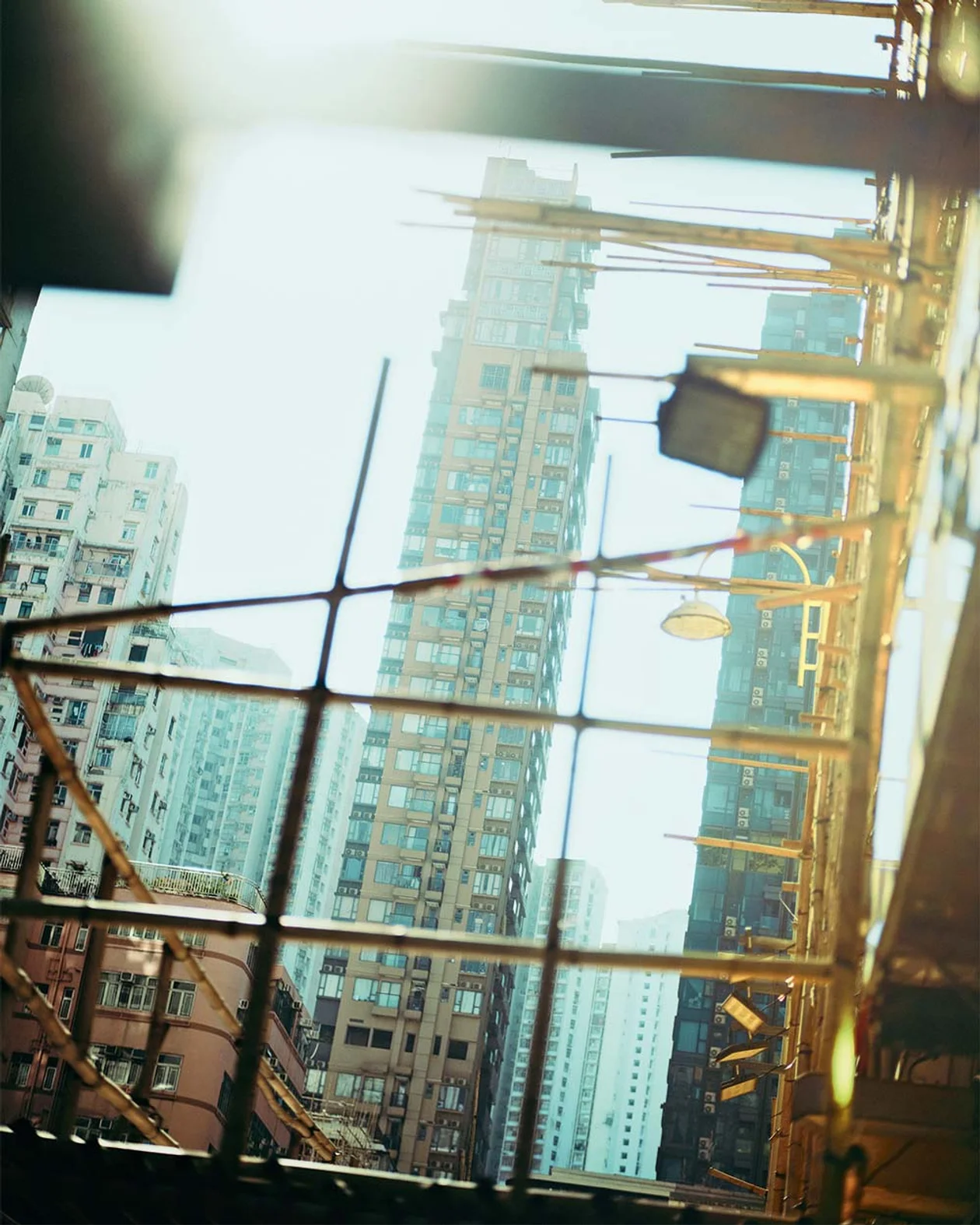 По количеству небоскребов Гонконг обгоняет Нью-Йорк. Среди самых известных — 188-этажный Международный коммерческий центр (484 м), 88-этажный Международный финансовый центр (412 м) и 78-этажная Central Plaza (374 м)