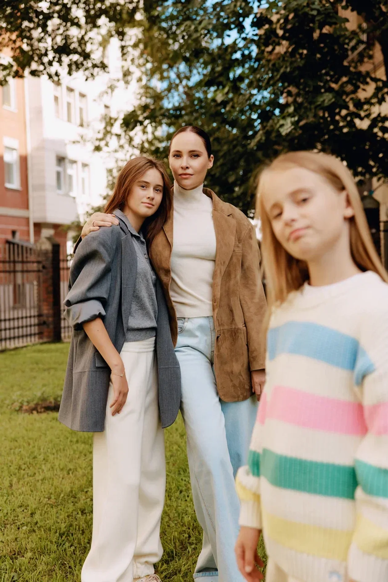 На Ирине: жакет, WEEKEND MAX MARA, водолазка, ALBERTA FERRETTI, джинсы, ERMANNO SCERVINO, все BOSCO. На Маше: жакет, N21, BOSCOVESNA; поло, MOSCHINO, BOSCO; брюки, FREE AGE, «КЕНГУРУ». На Нине: свитер, THE NEW SOCIETY, «КЕНГУРУ»