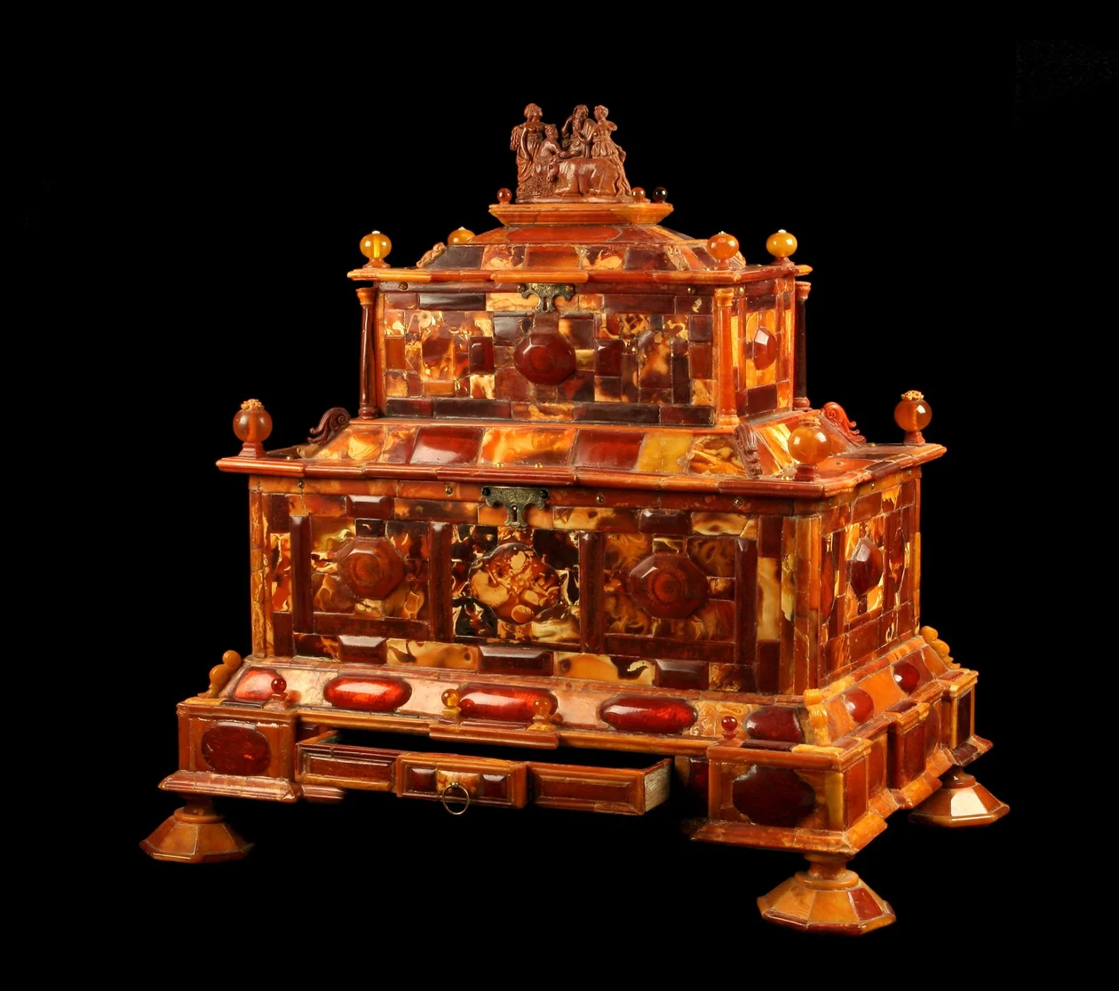 &#x414;&#x432;&#x443;&#x445;&#x44a;&#x44f;&#x440;&#x443;&#x441;&#x43d;&#x44b;&#x439; &#x43b;&#x430;&#x440;&#x435;&#x446;. &#x413;&#x434;&#x430;&#x43d;&#x44c;&#x441;&#x43a;, &#x43c;&#x430;&#x441;&#x442;&#x435;&#x440;&#x441;&#x43a;&#x430;&#x44f; &#x41c;. &#x420;&#x435;&#x434;&#x43b;&#x438;&#x43d;&#x430;. &#x41a;&#x43e;&#x43d;&#x435;&#x446; XVII &#x432;&#x435;&#x43a;&#x430;