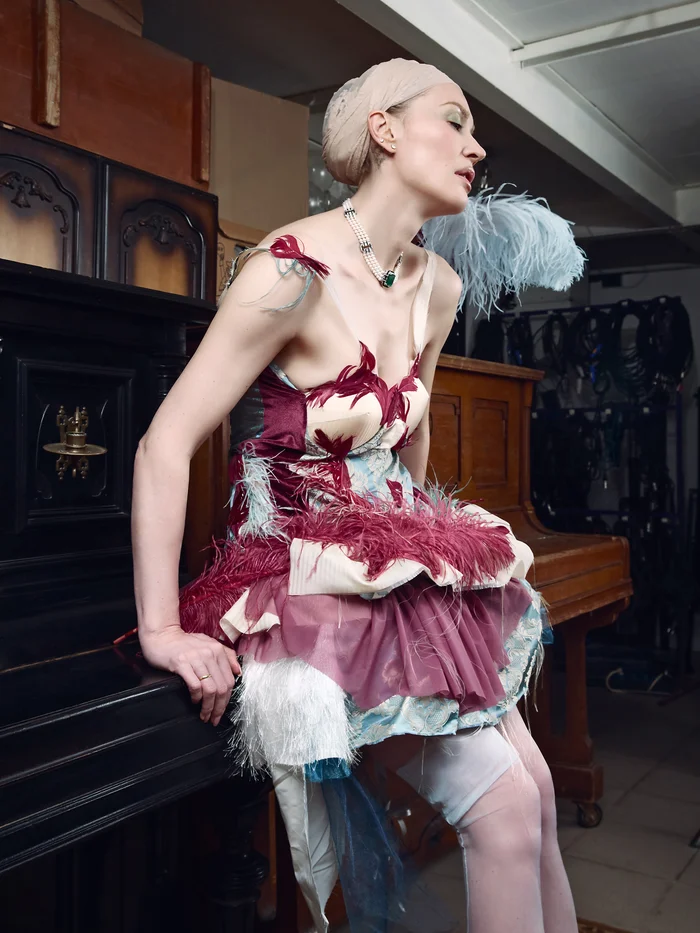 Платье, JOLIE OBJECTS;туфли, GUCCI; колготки, надетыекак головной убор, VALENTINO;колье, PARURE ATELIER