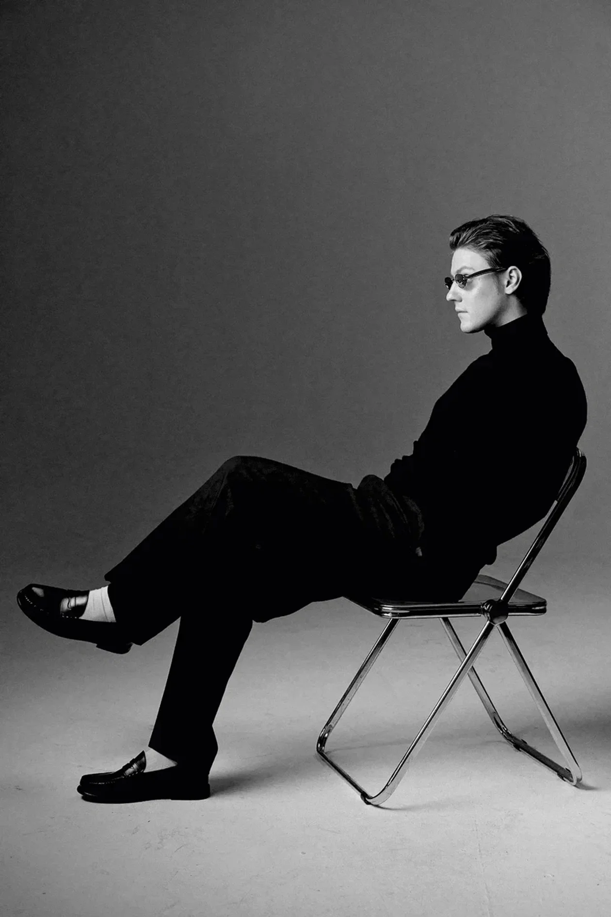 Водолазка, 12 STOREEZ; брюки, HUGO; лоферы, BOSS; очки, BOTTEGA VENETA; носки, KARL LAGERFELD. Все вещи представлены на Lamoda