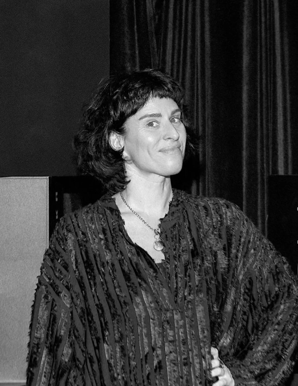 Арина Холина, дочь поэта-лианозовца Игоря Холина и колумнистка глянца с конца девяностых освещает женские проблемы в своем телеграм-канале «Непрозамуж».