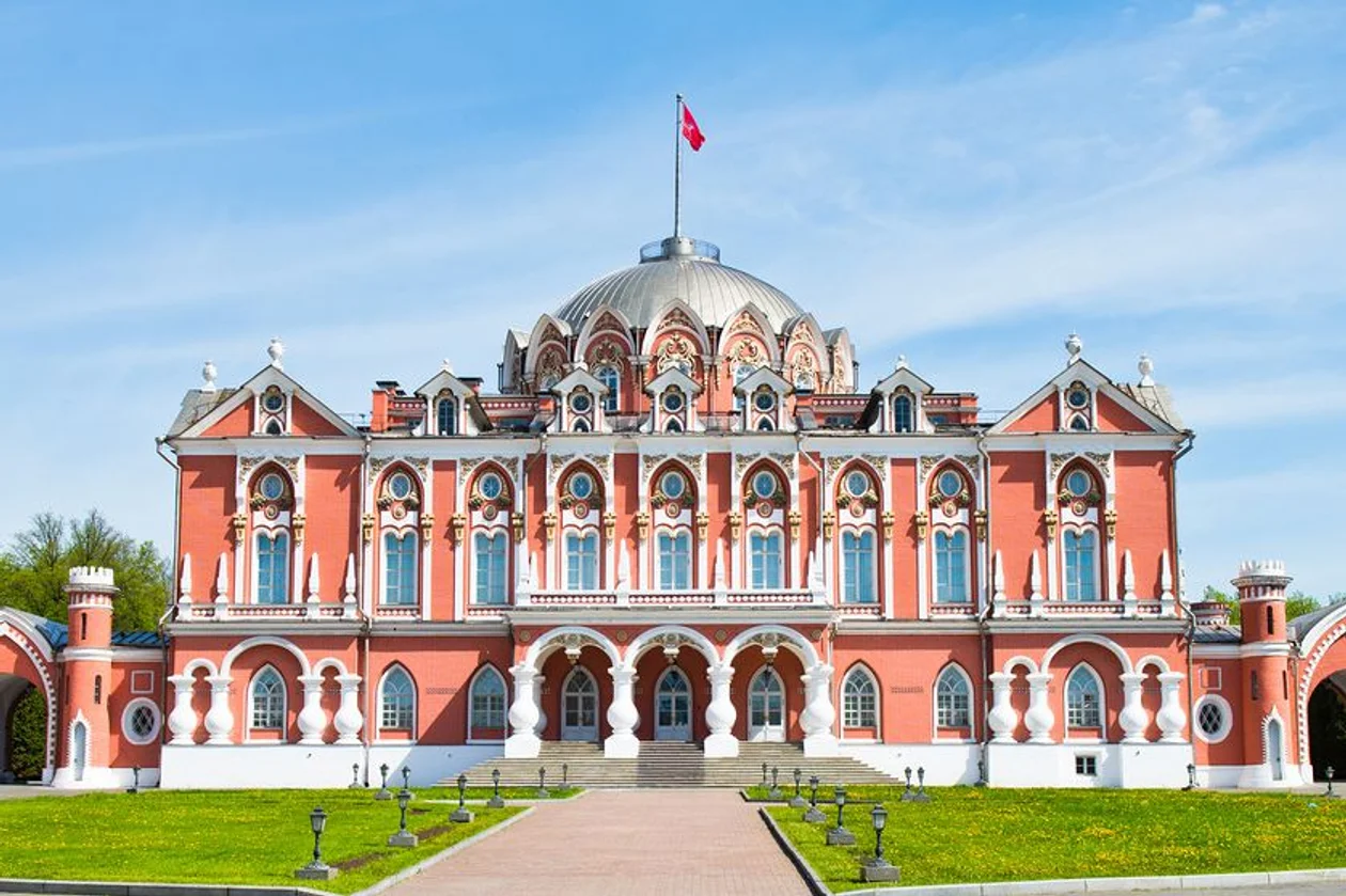 &#x41f;&#x435;&#x442;&#x440;&#x43e;&#x432;&#x441;&#x43a;&#x438;&#x439; &#x43f;&#x443;&#x442;&#x435;&#x432;&#x43e;&#x439; &#x434;&#x432;&#x43e;&#x440;&#x435;&#x446;, &#x41c;&#x43e;&#x441;&#x43a;&#x432;&#x430;, 1776. &#x410;&#x440;&#x445;. &#x41c;. &#x41a;&#x430;&#x437;&#x430;&#x43a;&#x43e;&#x432;. &#x424;&#x43e;&#x442;&#x43e;: E. O. / &#x424;&#x43e;&#x442;&#x43e;&#x431;&#x430;&#x43d;&#x43a; &#x41b;&#x43e;&#x440;&#x438;