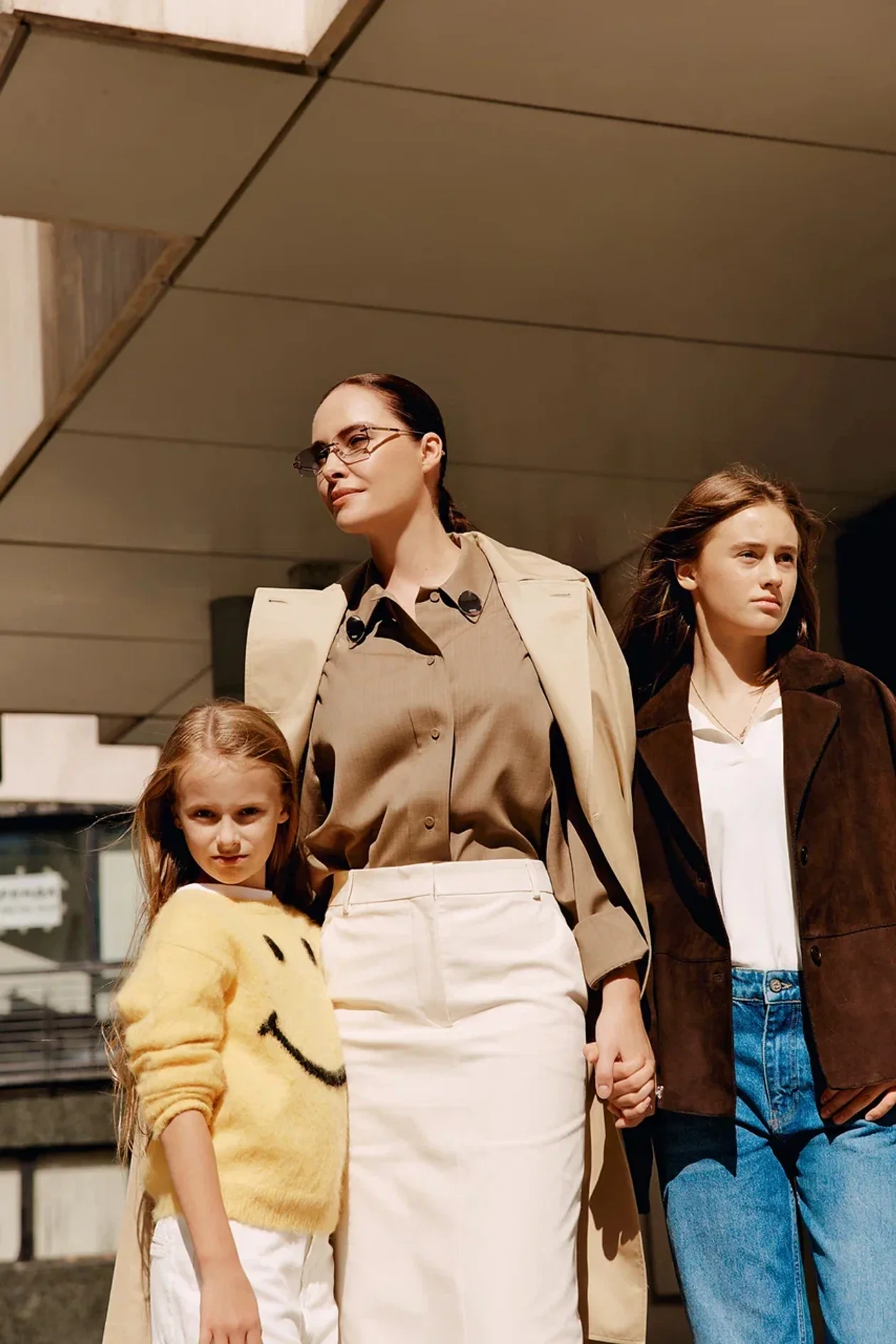 На Ирине: рубашка, JIL SANDER, BOSCOFAMILY; юбка, MOSCHINO, тренч, WEEKEND MAX MARA, все BOSCO. На Маше: жакет, P.A.R.O.S.H., BOSCOFAMILY; поло, LAUREL, BOSCO; джинсы, YANA. На Нине: свитер, MOSCHINO, джинсы, PAIGE, «КЕНГУРУ»