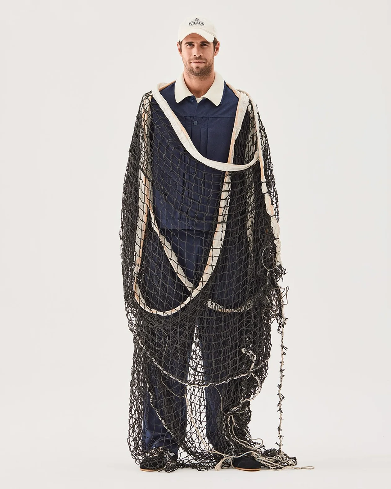 <span style="background-color:rgb(255,255,255);">Куртка и брюки, MVST, поло, Jil Sander, кеды, Dries Van Noten, все ЦУМ; бейсболка, Wilson.</span>