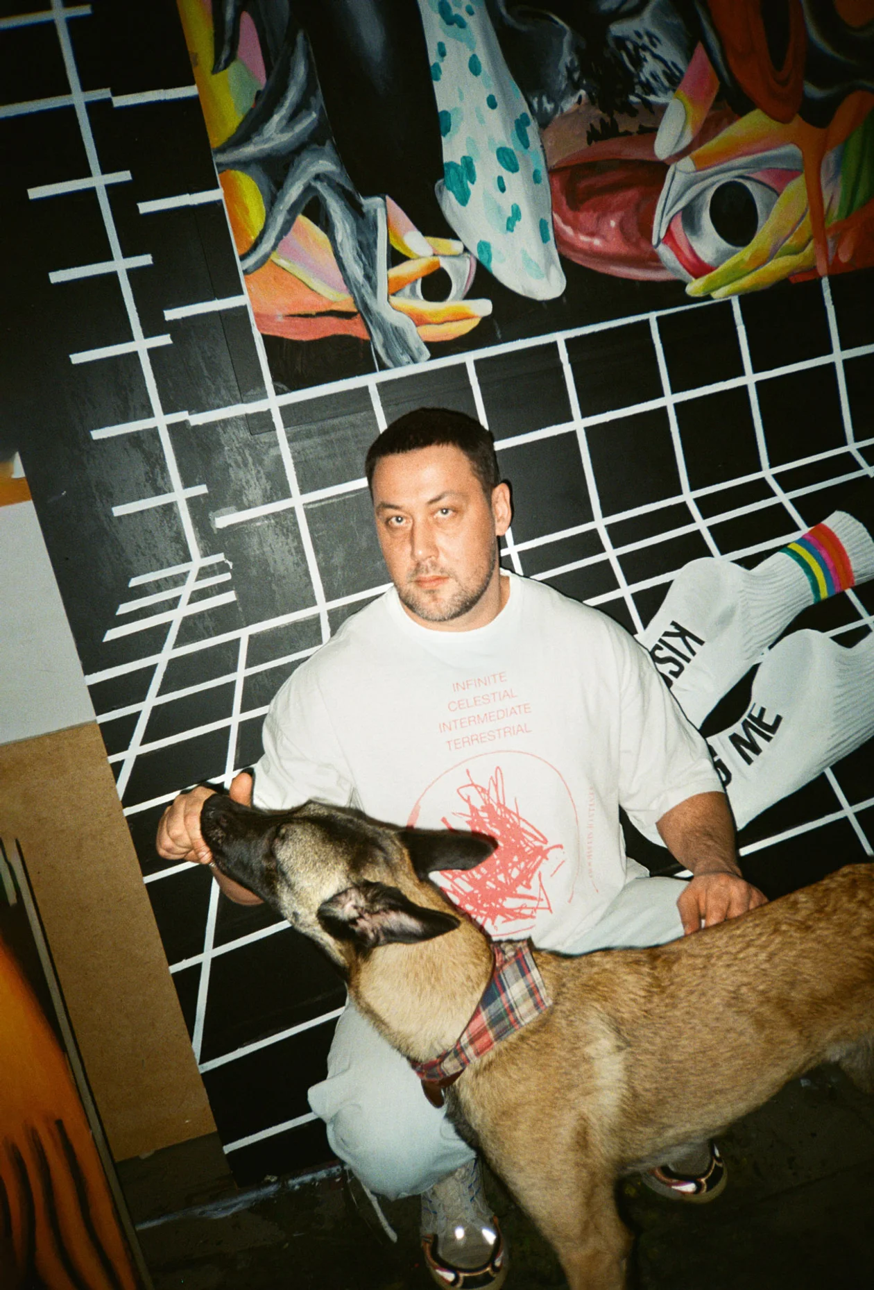 В своей мастерской с бельгийской овчаркой Тором. На Александре: футболка, UNDERCOVER; кроссовки, VETEMENTS