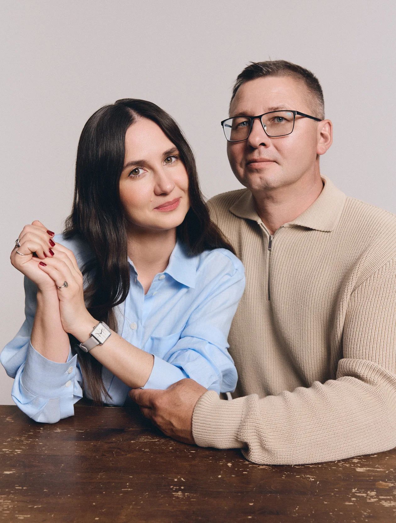 На Екатерине: рубашка, Lardini, Bosco. На Александре: джемпер, Lardini, Bosco. 