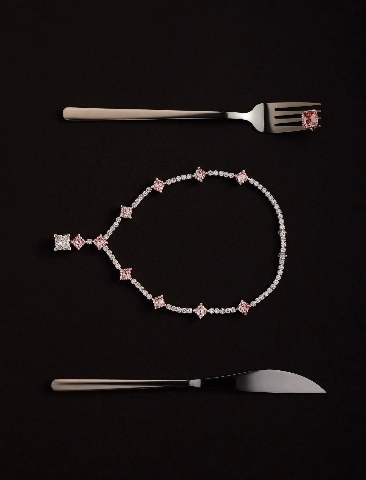 Колье из белого золота с лабораторно выращенными бриллиантами, Yana Jewellery; серьга из розового золота с бриллиантами и морганитом, Crivelli, Sublime Bosco