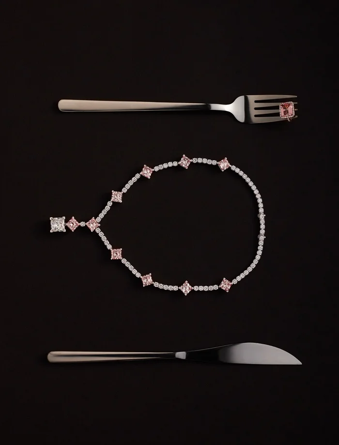 Колье из белого золота с лабораторно выращенными бриллиантами, Yana Jewellery; серьга из розового золота с бриллиантами и морганитом, Crivelli, Sublime Bosco