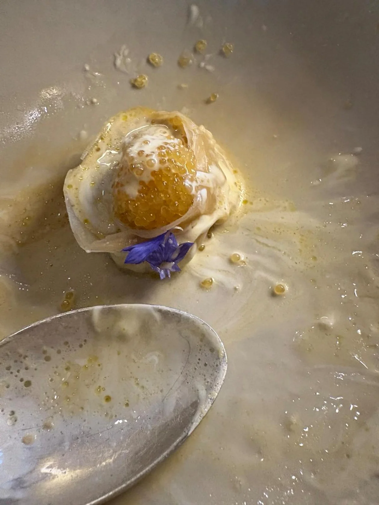 Пельмени с копченой щукой и фуагра, бульоном из грибов и сена