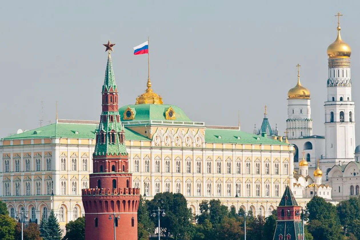 <span style="background-color:transparent;color:#000000;font-family:Arial,sans-serif;">&#x411;&#x43e;&#x43b;&#x44c;&#x448;&#x43e;&#x439; &#x41a;&#x440;&#x435;&#x43c;&#x43b;&#x435;&#x432;&#x441;&#x43a;&#x438;&#x439; &#x434;&#x432;&#x43e;&#x440;&#x435;&#x446;, 1849 &#x433;&#x43e;&#x434;, &#x430;&#x440;&#x445;&#x438;&#x442;&#x435;&#x43a;&#x442;&#x43e;&#x440; &#x41a;. &#x410;. &#x422;&#x43e;&#x43d;. &#x424;&#x43e;&#x442;&#x43e;: </span><span style="background-color:rgb(255,255,255);color:rgb(102,102,102);font-family:arial, helvetica, clean, sans-serif;font-size:13px;">E. O. / &#x424;&#x43e;&#x442;&#x43e;&#x431;&#x430;&#x43d;&#x43a; &#x41b;&#x43e;&#x440;&#x438;</span>