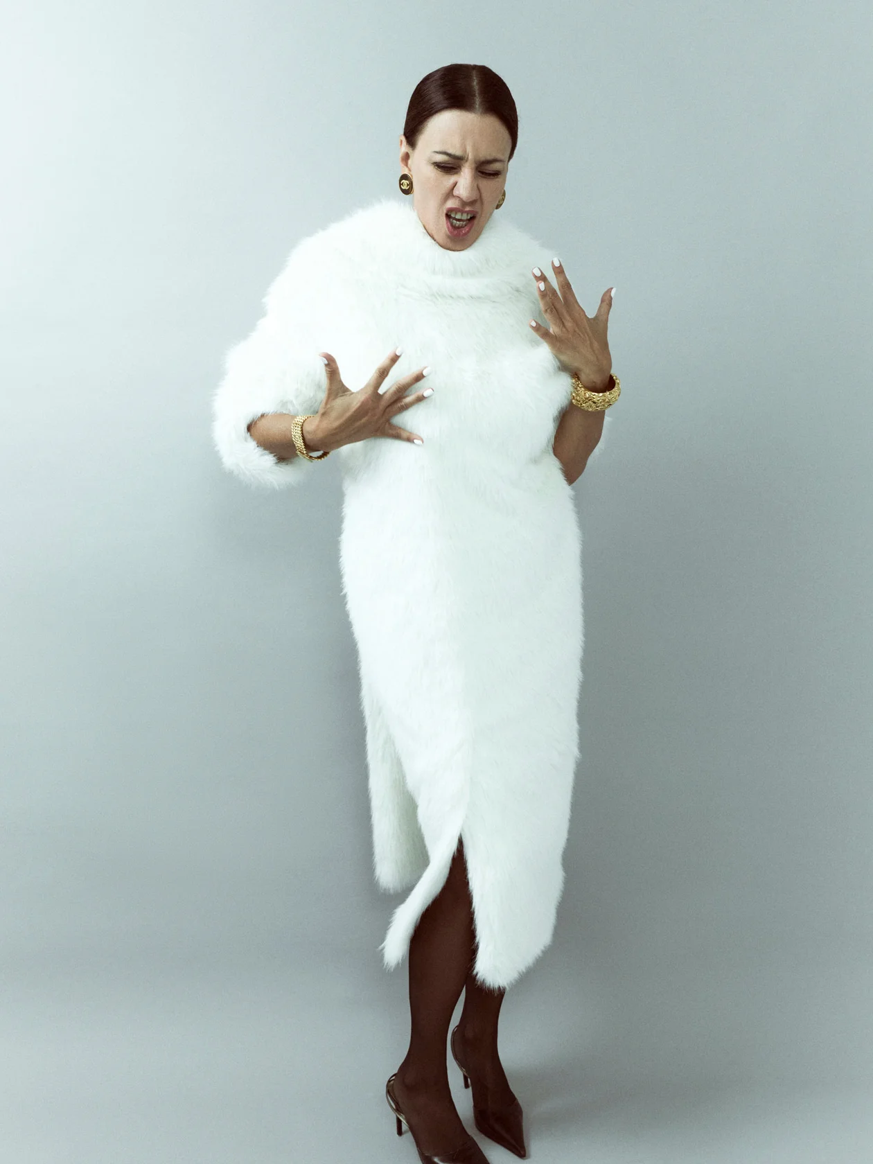 На Полине: шуба, 12 STOREEZ; туфли, CHANEL;колготки, FALKE; серьги и браслеты,все CHANEL, VINTAGE VOYAGE