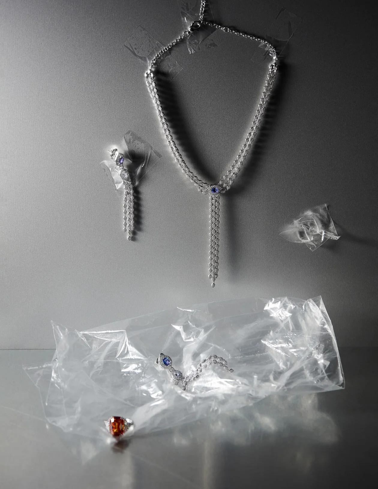 Колье Mikoulette из белого золота с бриллиантами и сапфиром, серьги Mikou Vienna из белого золота с бриллиантами, сапфирами и аквамаринами, Casato; кольцо из белого золота с бриллиантами и спессартином, коллекция Color, Mercury. 