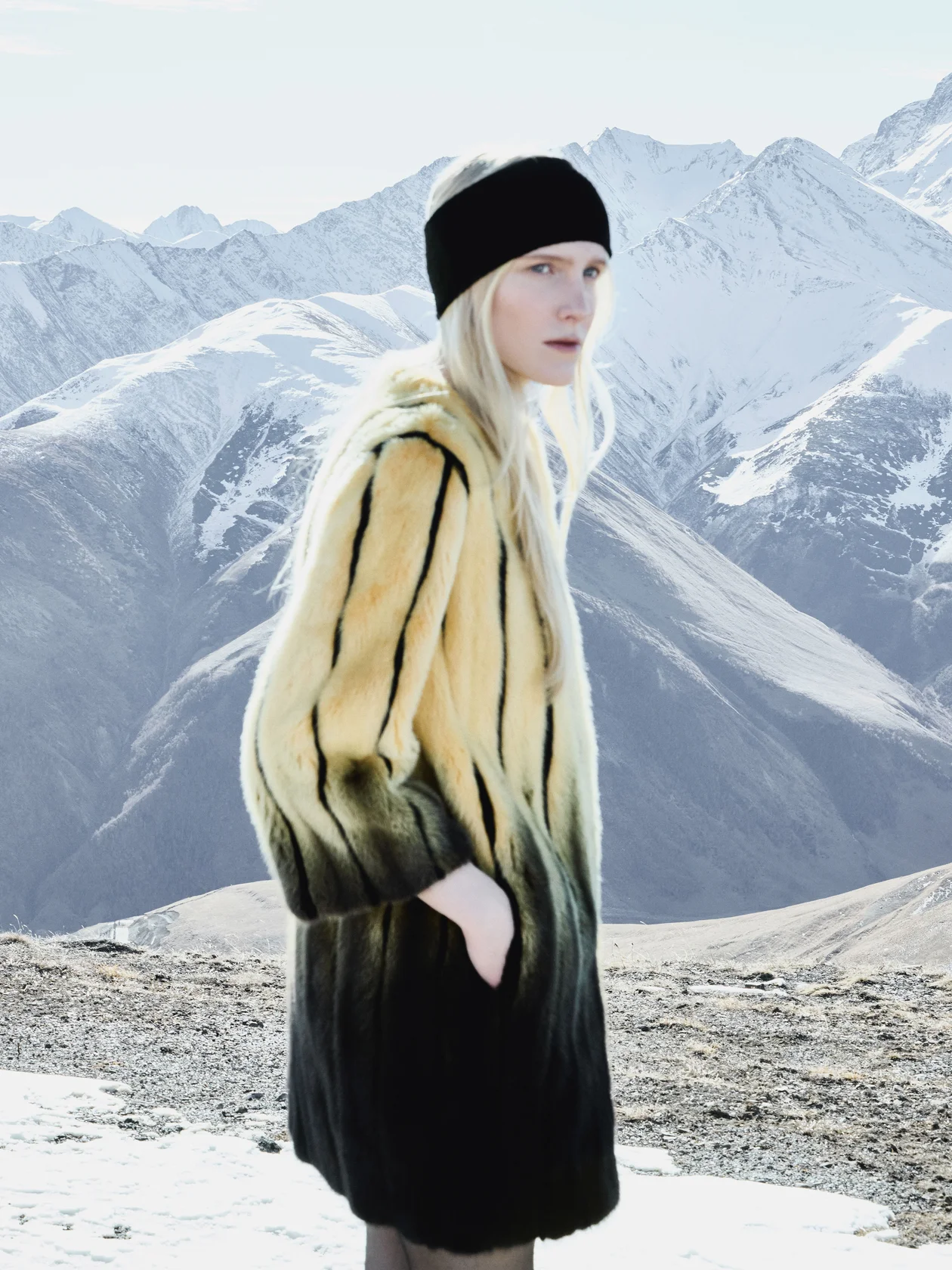 Шуба, Fendi, Vintage Voyage; колготки, Calzedonia