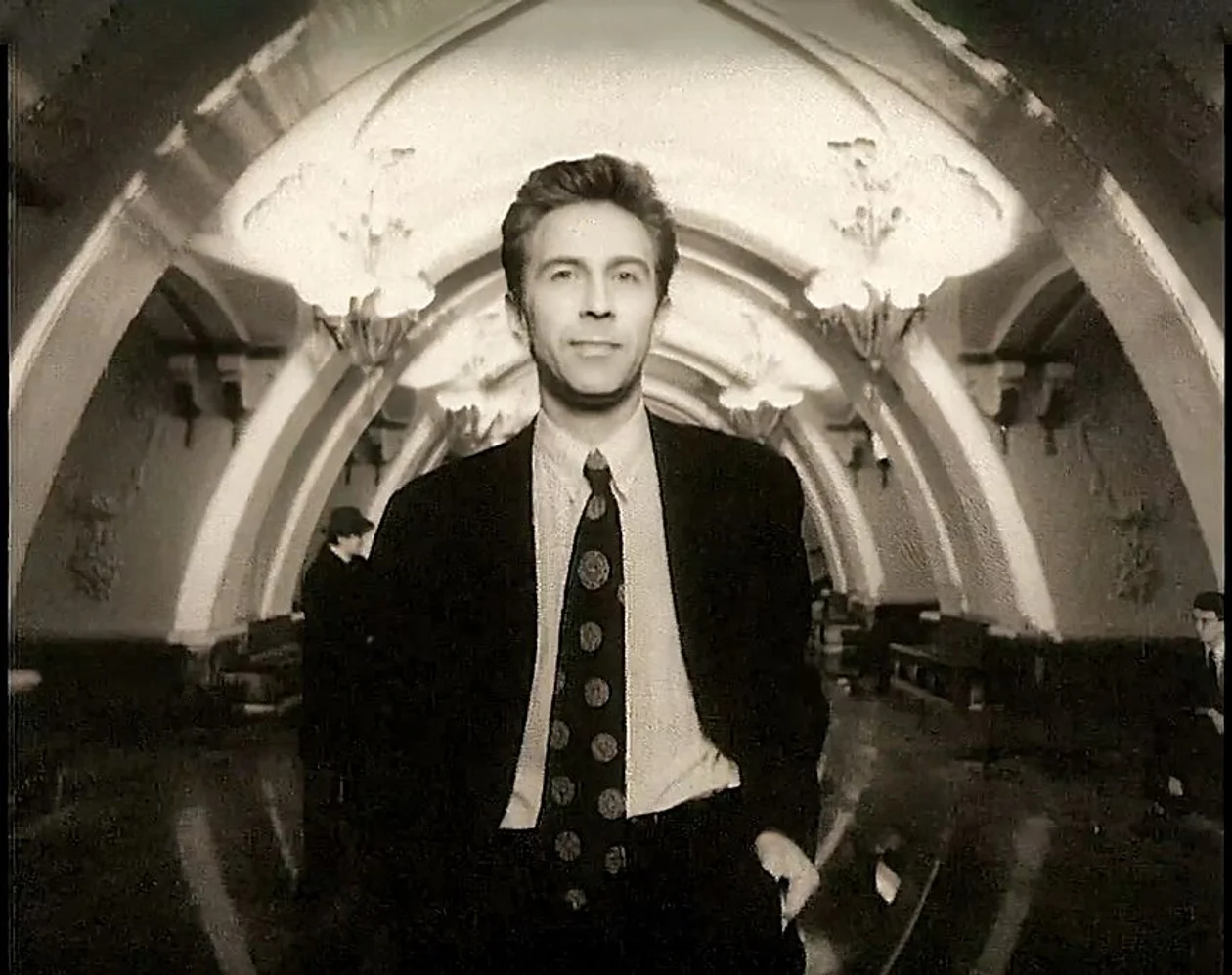 Валерий Сюткин в клипе «42 минуты под землей», станция «Арбатская», 1996