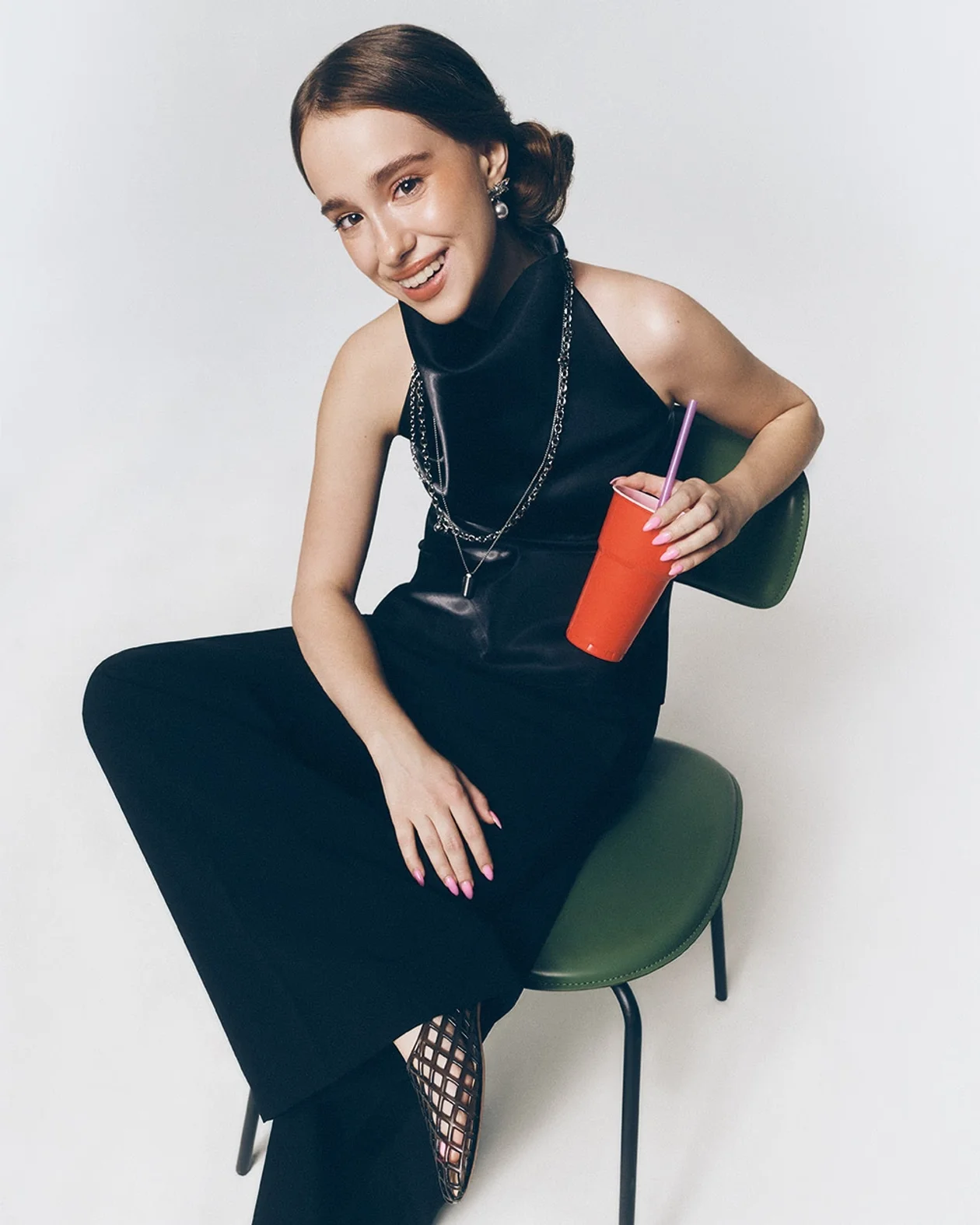 Топ, Meré; брюки, Maison Margiela, «Кенгуру»; балетки, Tendance, Rendez-Vous; кулон и колье, OMUT