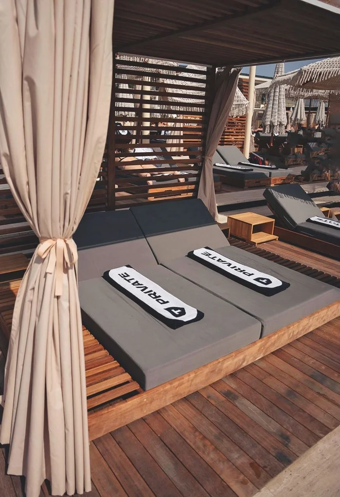 Партнерство добралось и до Сочи, где в Flava Beach Club появились брендированные лежаки для клиентов Т-Банка. Фото: архив пресс-службы