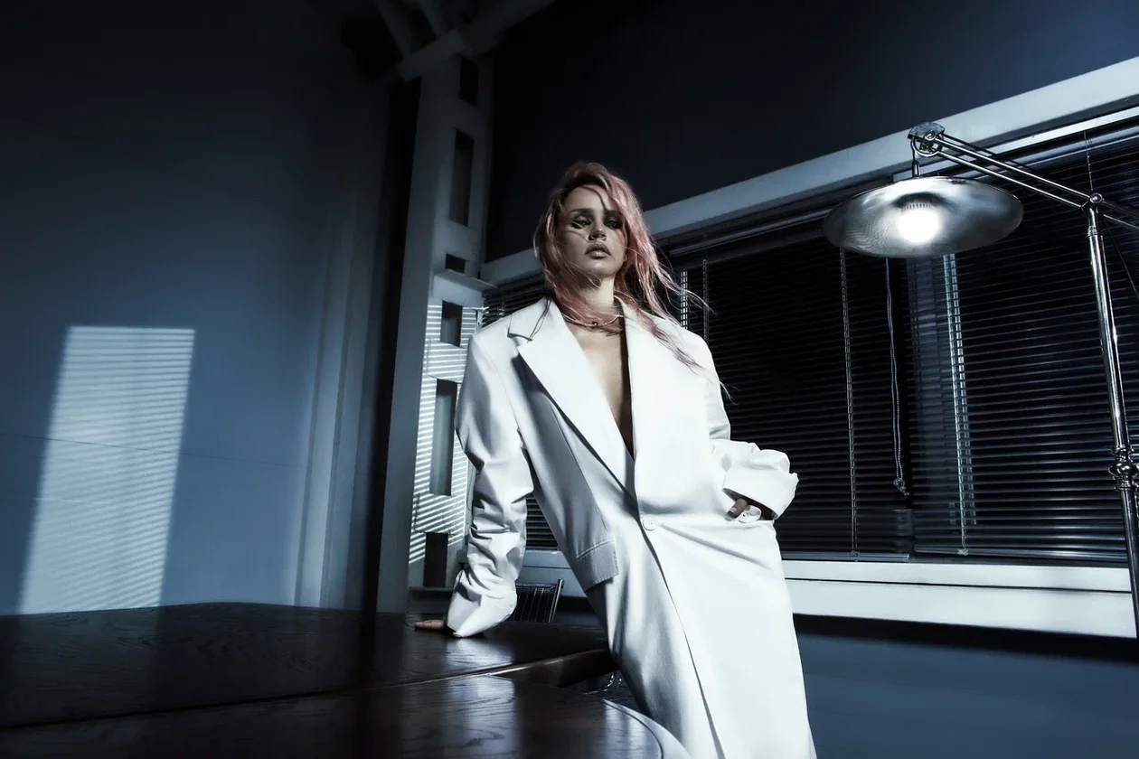 Где: производство металлорежущего инструмента «Микробор». На Юлии: халат, Ushatava; ожерелье, «RS 1912 Русские самоцветы»