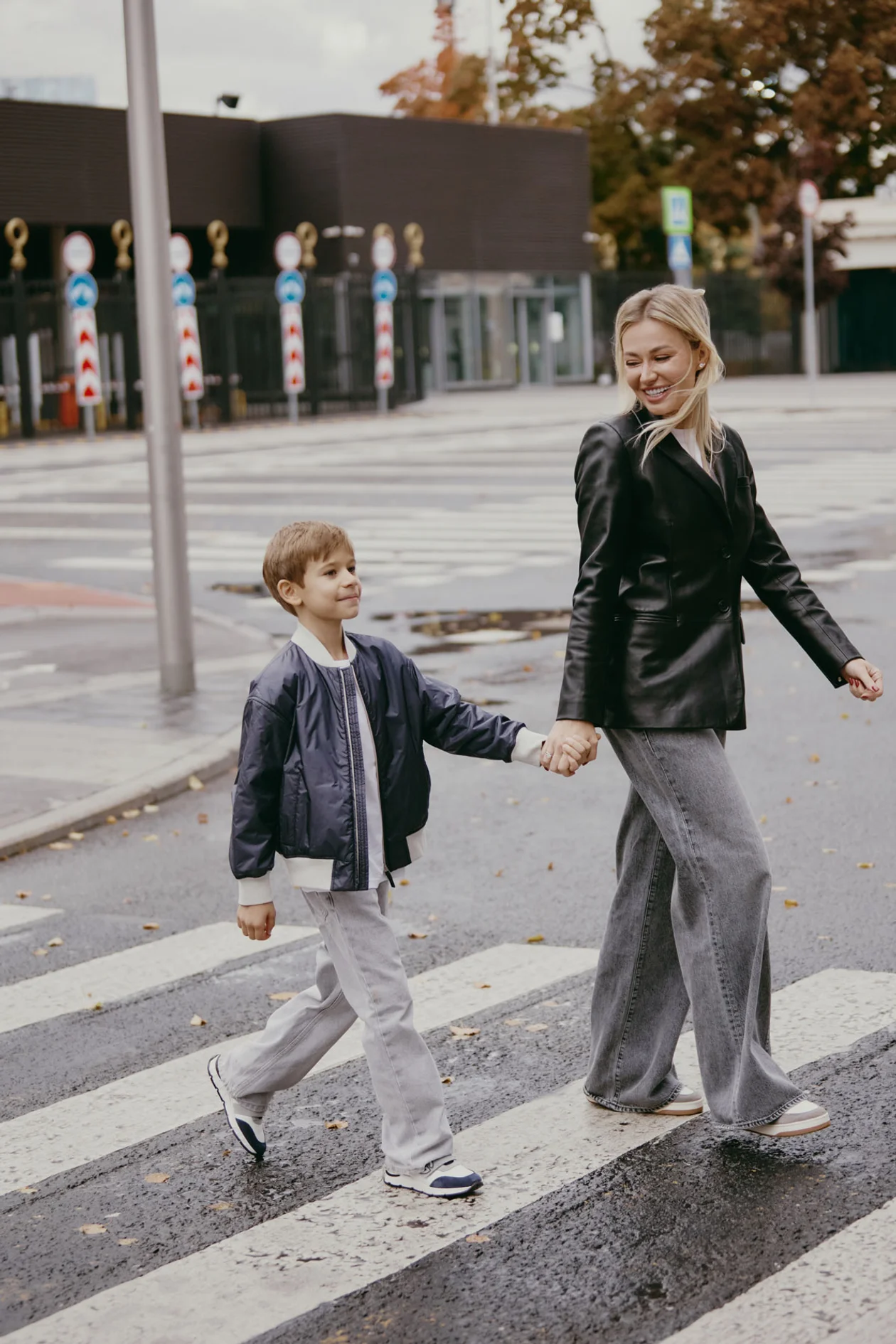 На Стефании: платье, ELIE SAAB COUTURE; сапоги, NATURINO. На Марианне: платье, JESURUM, ботинки, GALLUCCI. На Данииле: куртка, рубашка и джинсы, D&amp;G; ботинки, GALLUCCI. Все WISTERIA