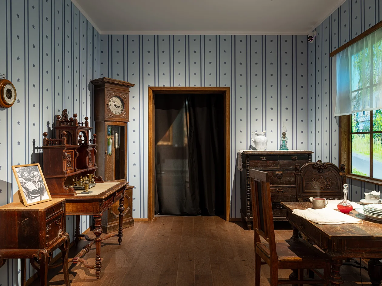 Экспозиция выставки «Марк Шагал. Радость земного притяжения»