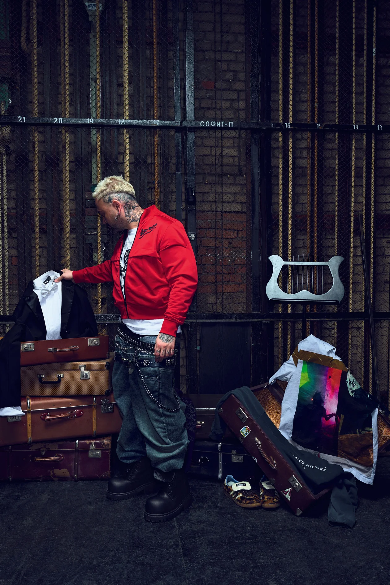 Олимпийка, PROTOTYPE; футболка и ремень, ENFANTS RICHES DÉPRIMÉS; джинсы, PROJECT G/R; ботинки, BALENCIAGA. На чемоданах: худи, ERD; рубашка, DRIES VAN NOTEN; кеды, ADIDAS SPECIAL.