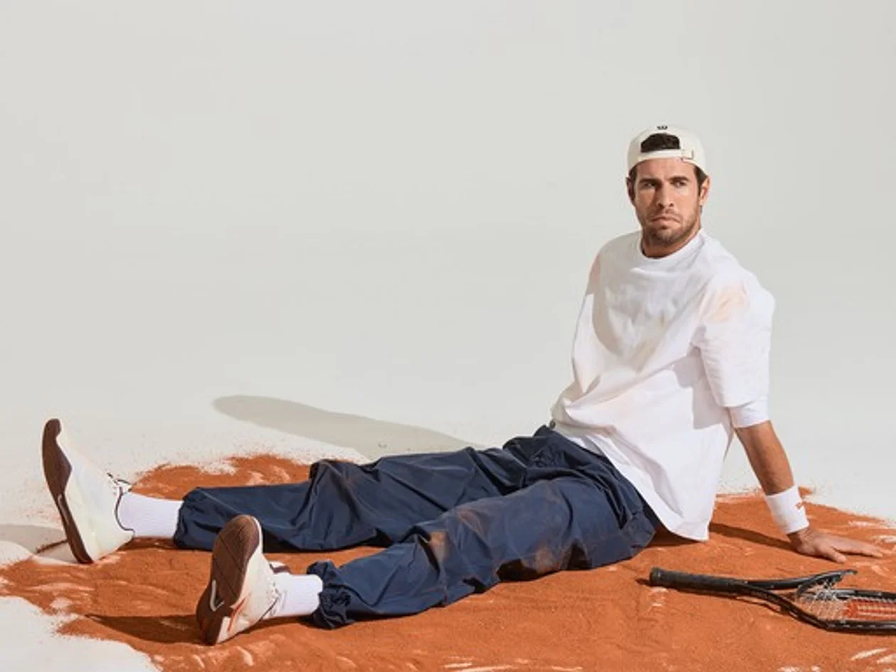 <span style="color:rgb(142,142,142);">Лонгслив, футболка и брюки, 12 Storeez; бейсболка и кроссовки, Wilson.</span>