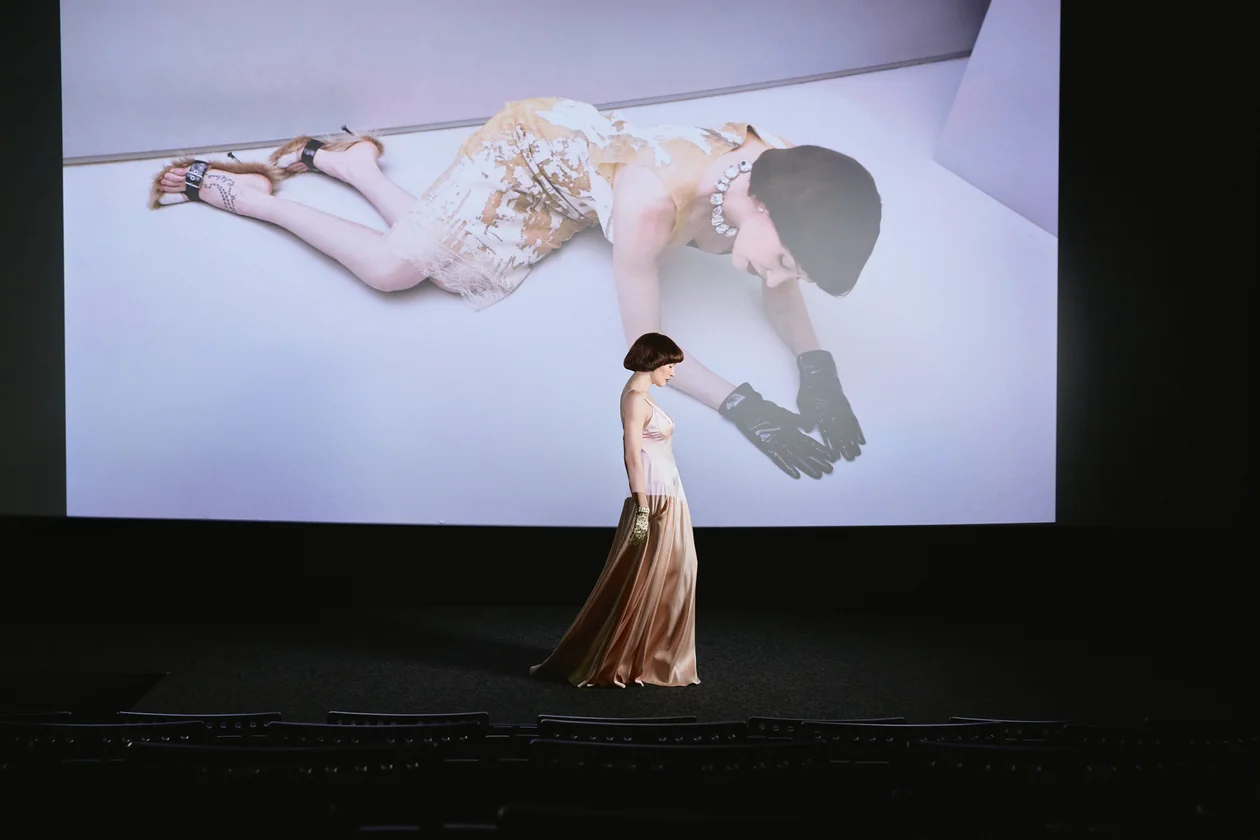 Платье, EDEM COUTURE; мюли, AMINA MUADDI; перчатки, VALENTINO; серьги, NINOTCHKA