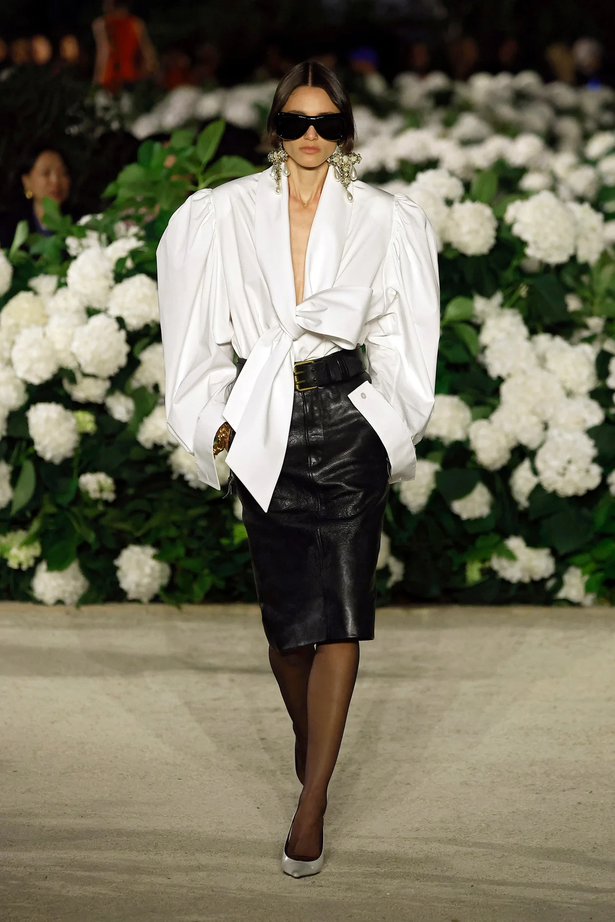 Модель на показе Saint Laurent весна–лето 2026, Париж.