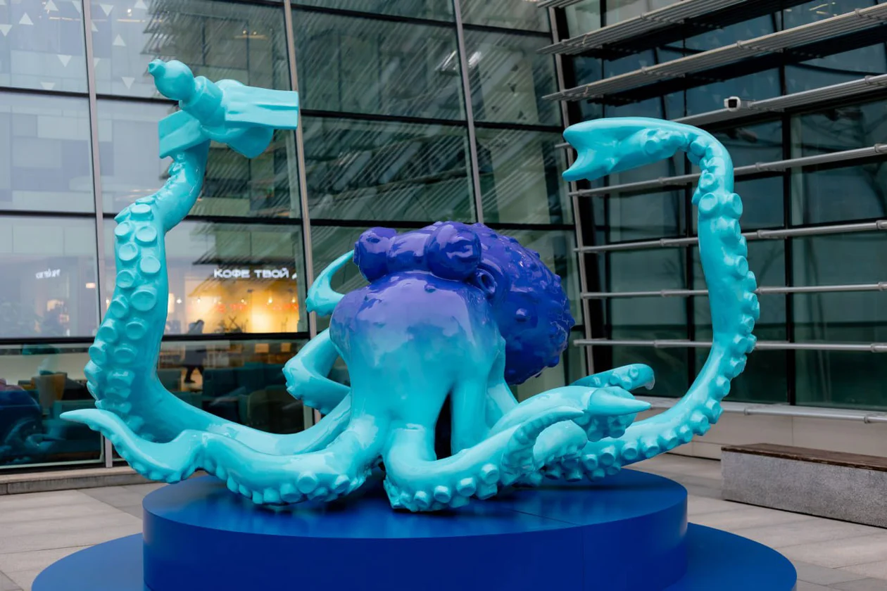 Большая копия арт-объекта Octo-Pax, отправленного в космос в 2024 году совместно с Госкорпорацией «Роскосмос», Фондом содействия инновациям и частной компанией «Спутникс».  Установлен в технопарке Сколково  в рамках фестиваля «Здесь и сейчас»