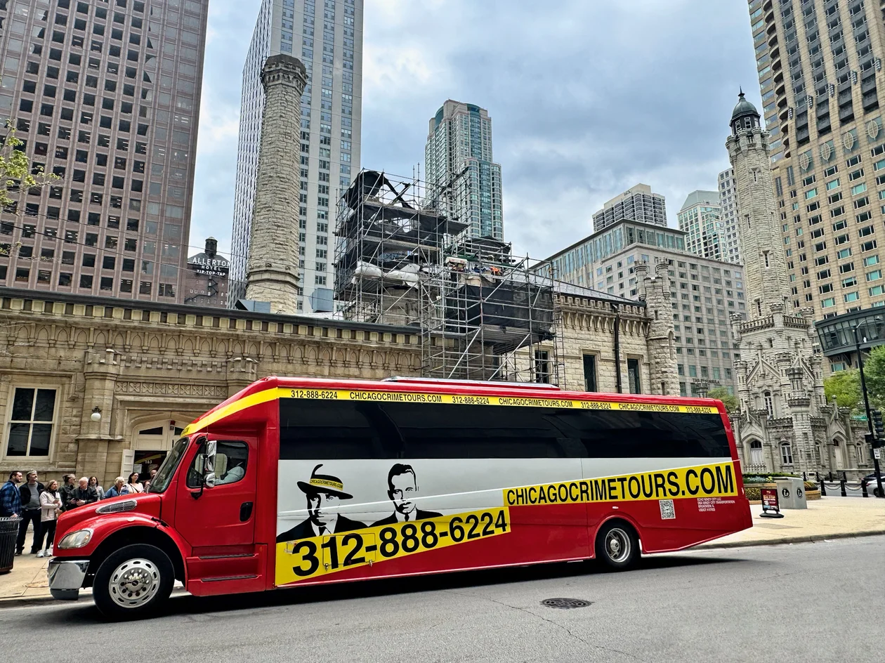 Ярко-красный автобус Chicago Crime Tours курсирует по Чикаго с экскурсиями на тему местных гангстеров.