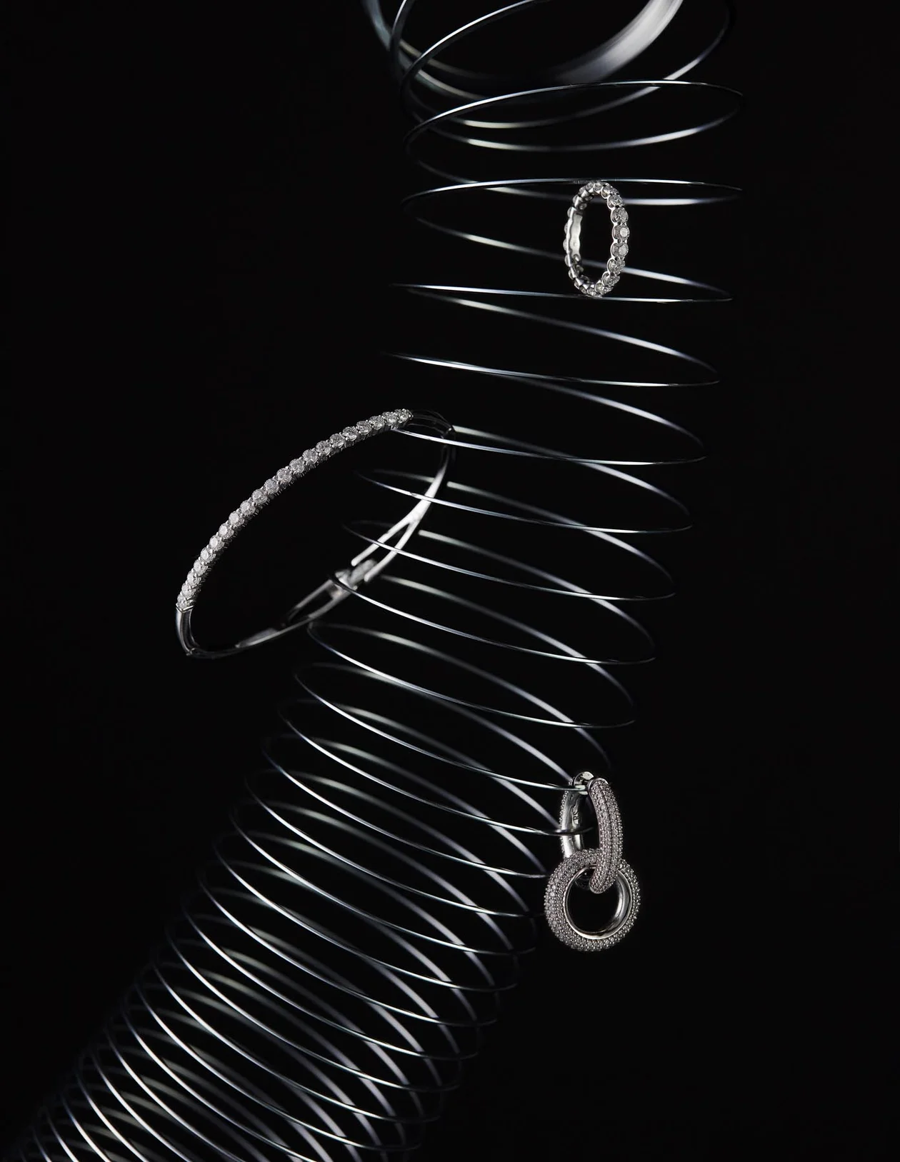 Браслет и кольцо из белого золота с бриллиантами, коллекция New York, «Бронницкий ювелир»; серьги из белого золота с бриллиантами, коллекция Chain, «RS 1912 Русские Самоцветы». 