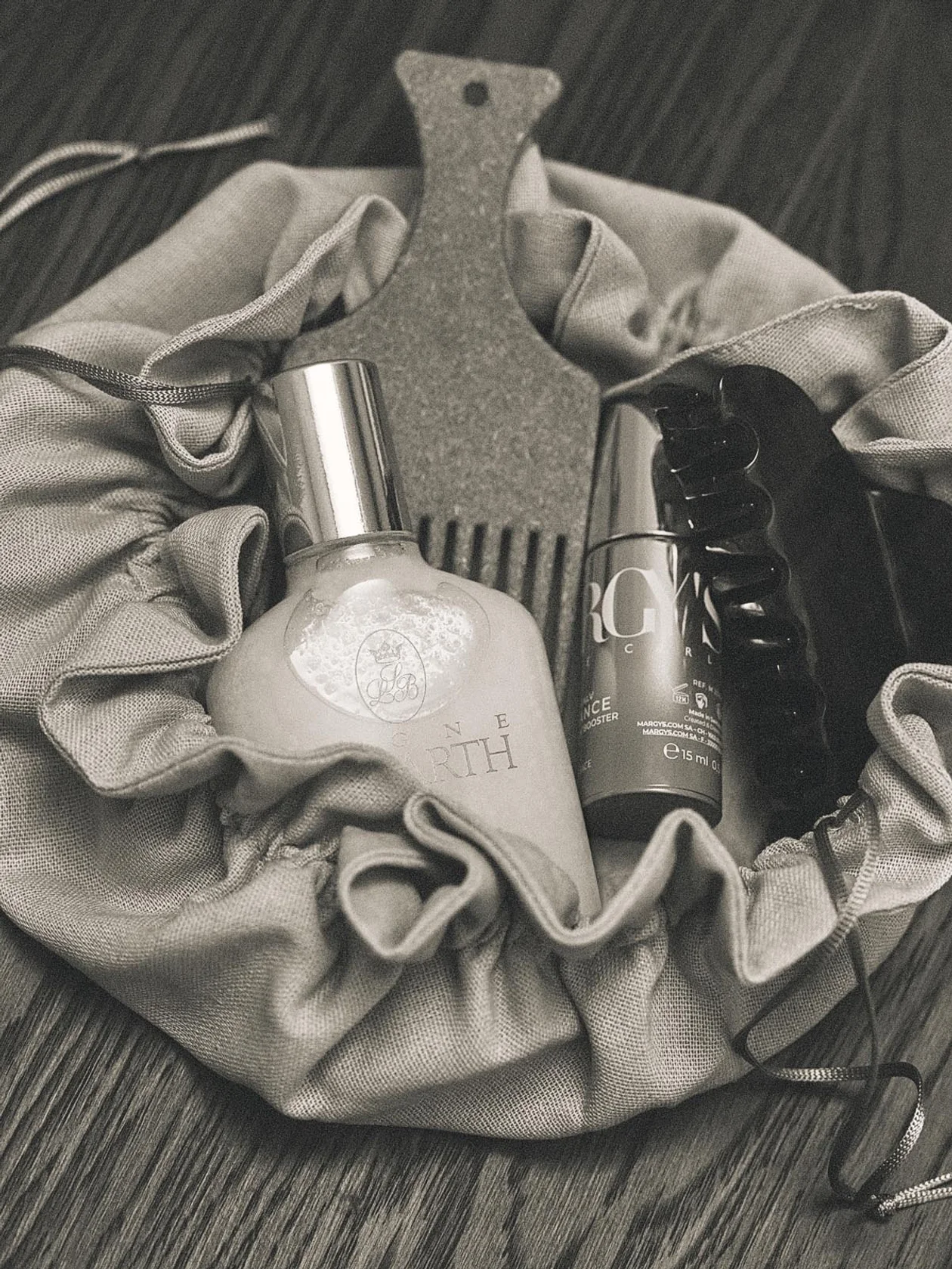 Кокосовое масло для тела и волос, 125 мл, Ligne St Barth; концентрат «Ультра­сияние», 15 мл, Margy’s Monte Carlo