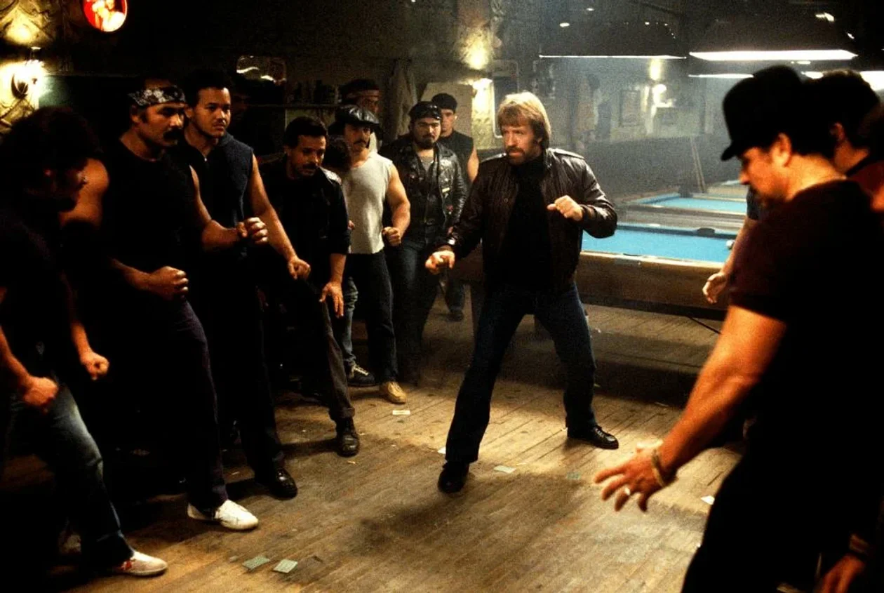 Кадр из фильма <span style="background-color:transparent;color:rgb(67,67,67);">«Кодекс молчания»</span>