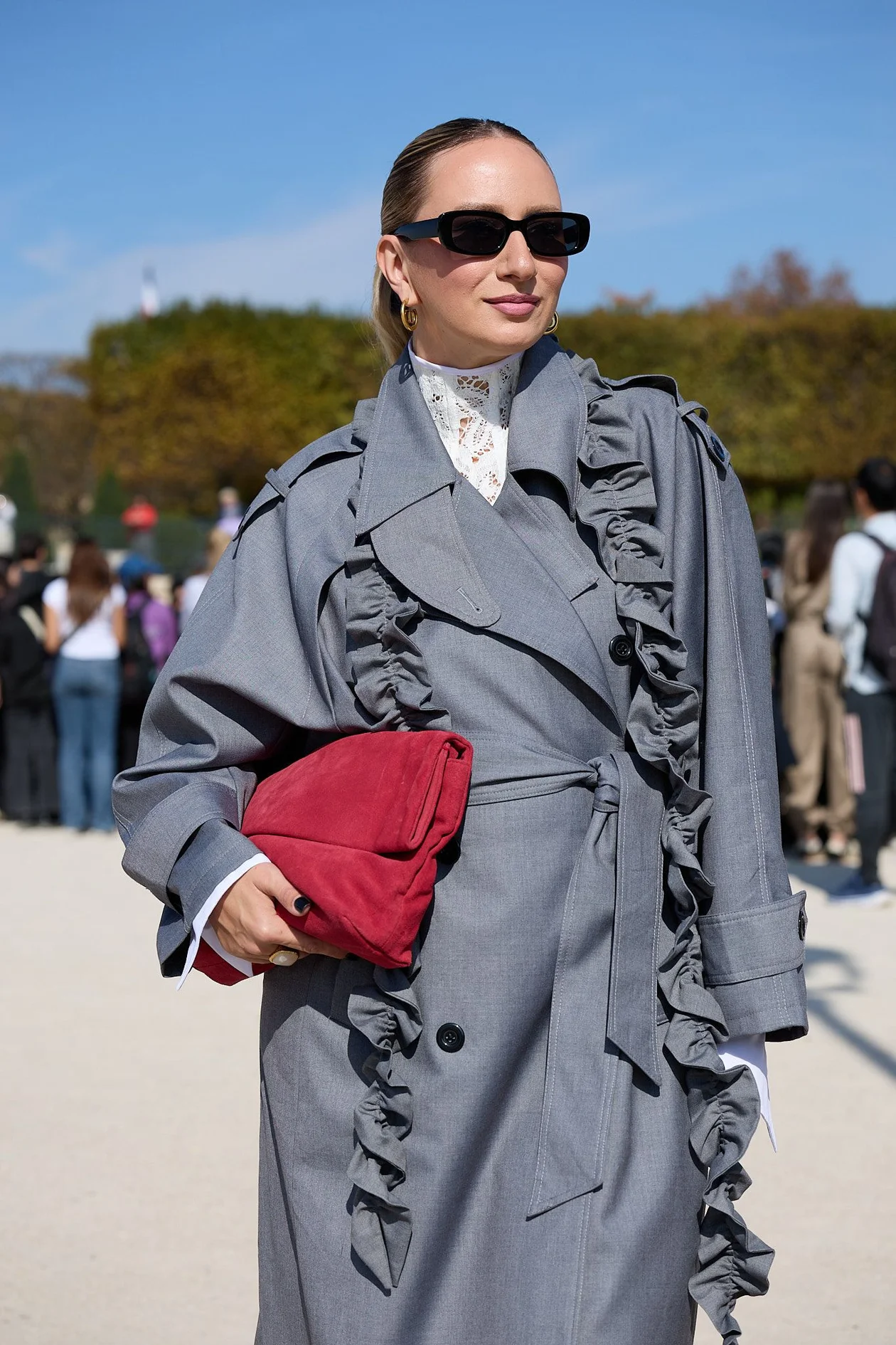 Елена Червова, стилист. На ней кружевной воротник Sol, шарф Studio 29, сумка 12 Storeez, сапоги Ushatava и серьги Dior