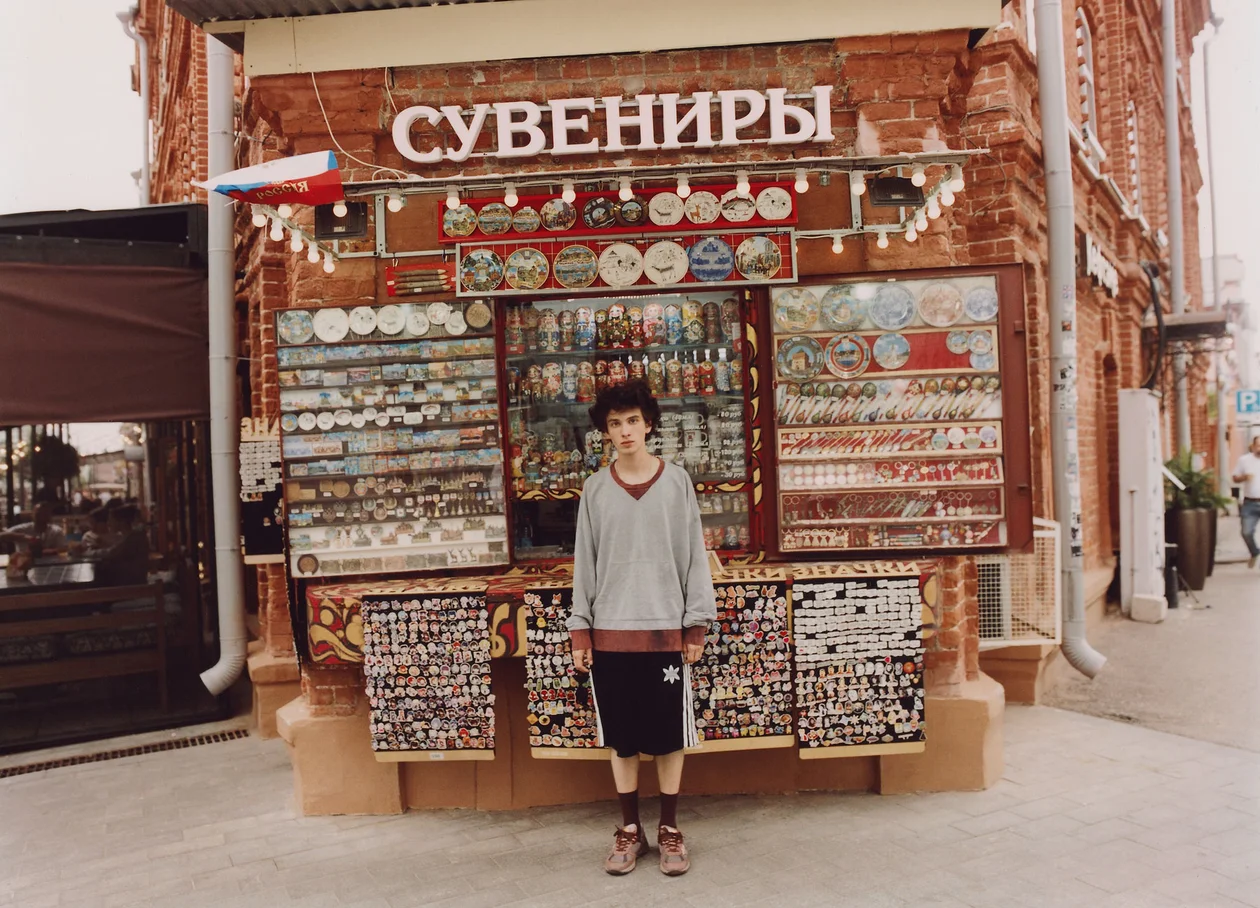 Киоск на Большой Покровской улице перед зданием Государственного банка