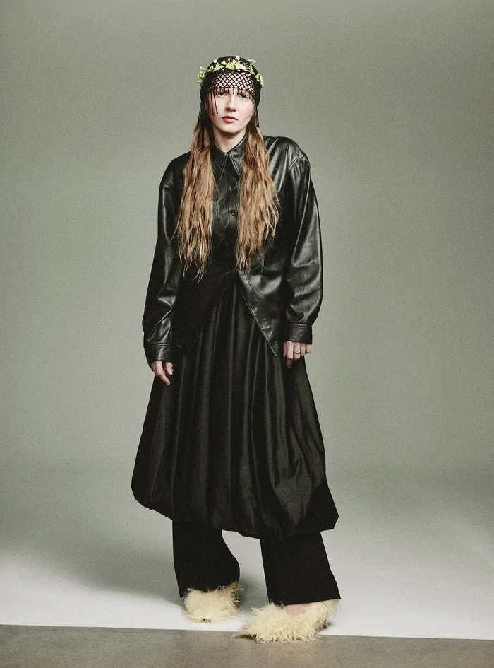 Рубашка, Nanushka; винтажная юбка; брюки, Gucci; туфли, Age of Innocence; шапочка «Джипси» из бусин и бисера, Soulrobe; венок, Nastya Buryan.