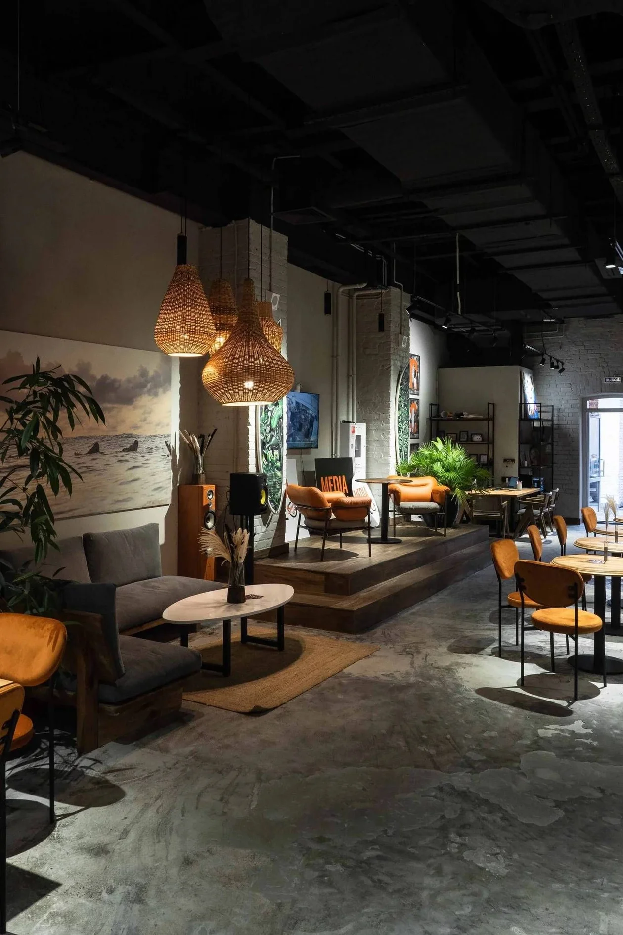 Фото: <span style="background-color:transparent;color:rgb(0,0,0);font-family:Arial, sans-serif;">Surf’s Up Media Cafe</span>
