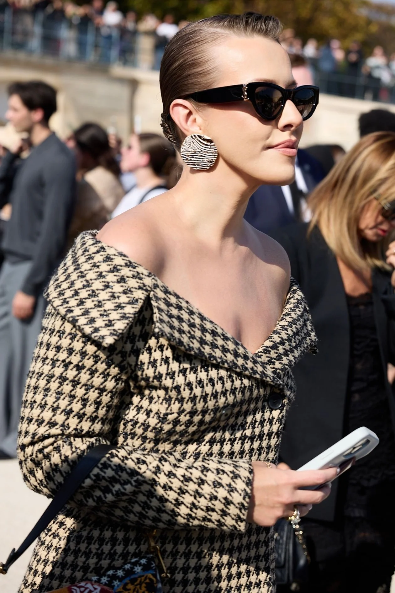 Ксения Собчак, журналист. На ней жакет и сумка Dior, сапоги Maison Margiela, серьги Schiaparelli, очки Saint Laurent