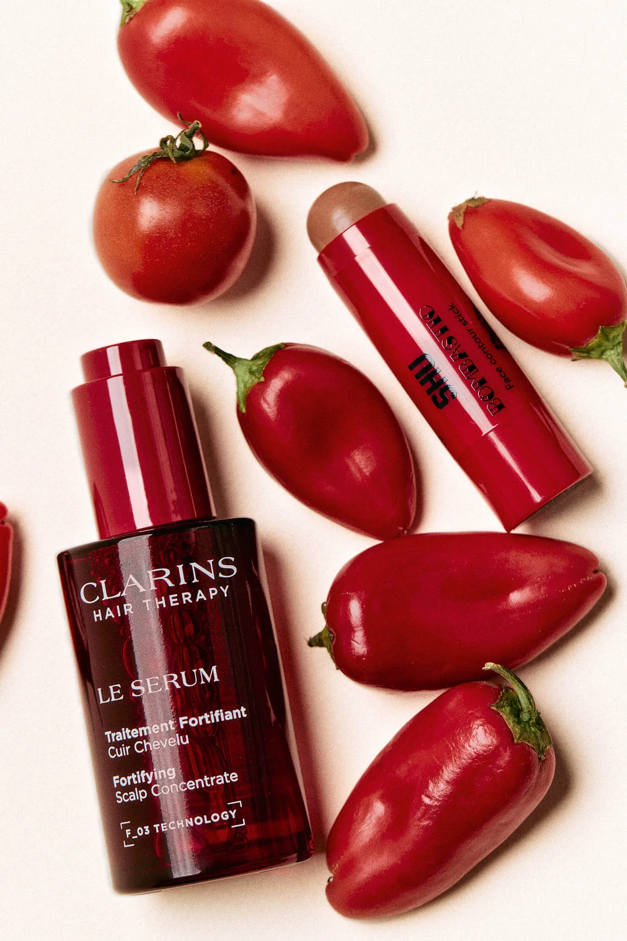 Сыворотка для кожи головы Hair Therapy, 50 мл, 8500 руб., Clarins. Сочетание пантенола, ниацинамида, экстракта белого ириса и полифенолов цветков шафрана стимулирует фибробласты и обещает уменьшить выпадение и увеличить плотность волос. Наносите по проборам три пипетки средства через день. Контурирующий стик для лица Bombastic, 6 г, 865 руб., SHU. Кремовый стик со средней пигментацией и матовым финишем создает естественную тень без четких границ. В палитре — холодный и теплый оттенки.