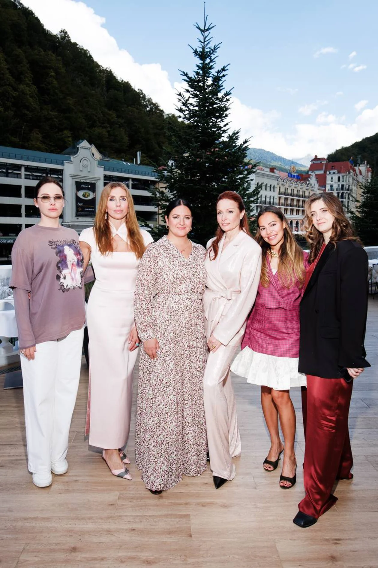 Ирина Зарькова, Светлана Бондарчук, Оксана Михеева, Евгения Попова, Дарина Алексеева и Дарья Решке