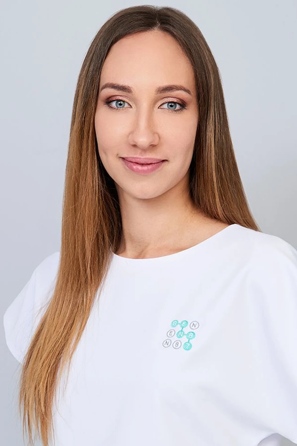 <span style="background-color:transparent;color:rgb(0,0,0);font-family:Arial, sans-serif;"><strong>Наталия Раевская, </strong>врач-косметолог, дерматовенеролог, главный врач направления превентивной медицины GEN87</span>